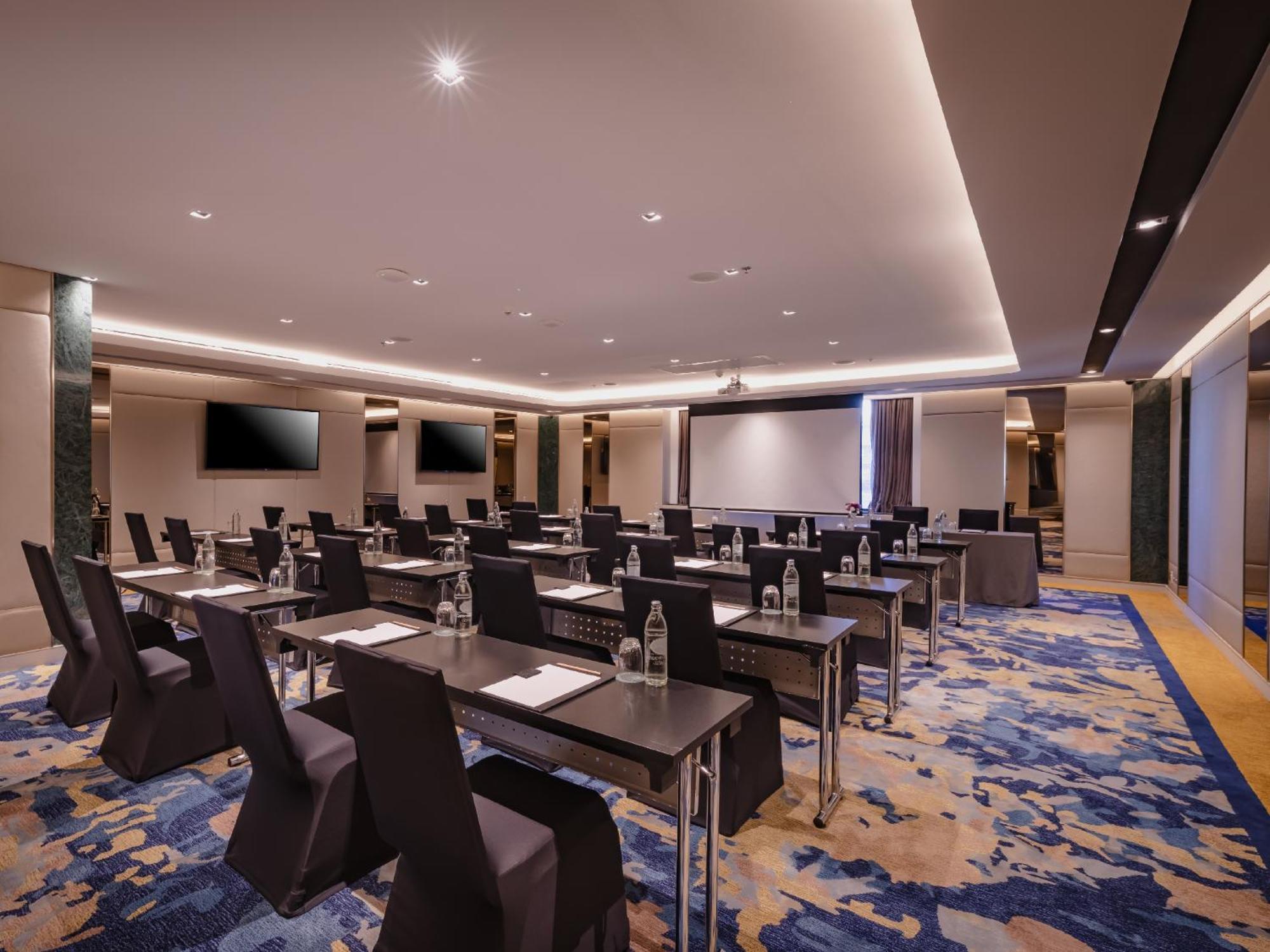 Aira Hotel Bangkok Sukhumvit 11 Exterior photo